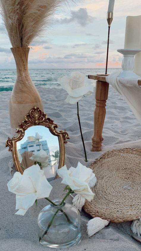 Picnic aesthetic Mermaid Dinner, Picnic Surprise, Picnic Luxury, Romantic Beach Picnic, Pick Nick, Tent Ideas, Beach Bridal Showers, Picnic Aesthetic, Birthday Goals