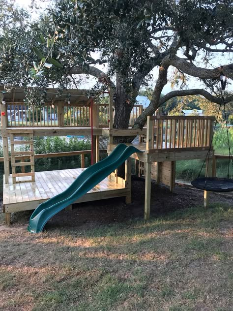 Treehouse Ideas For Adults, Playground Small Backyard, Playset On Sloped Yard, Tree Deck Platform, Backyard For Kids Ideas, Tree House Ideas For Kids, Platform Treehouse For Kids, Patio Under Tree, Children’s Garden