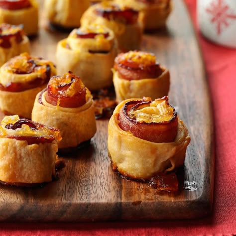 Apricot-Glazed Bacon Spirals Recipe -Here’s a real crowd-pleaser for an appetizer table or brunch buffet. A whole piece of crispy bacon is rolled into each spiral. It's so good with the apricot preserves, which make it a sweet-and-salty treat. —Kellie Mulleavy, Lambertville, Michigan Savory Christmas Treats Party Appetizers, Snack Ideas For Party Finger Foods Great Appetizers, Christmasappetizer Recipes, Healthy Christmas Appetizers Party, Xmas Eve Appetizers Appetizer Ideas, Finger Food Christmas Ideas, Easy Christmas Snacks Savory, Healthy Christmas Snacks Appetizers, Christmas Party Food Ideas Appetizers Entertaining