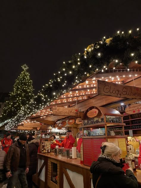 Chicago German Christmas Market, Holidays Aesthetic Winter, Christmas Downtown Aesthetic, Germany Aesthetic Christmas, Winter Restaurant Aesthetic, Queer Christmas Aesthetic, Aesthetic Christmas Shopping, Christmas Holiday Aesthetic, Christmas Travel Aesthetic