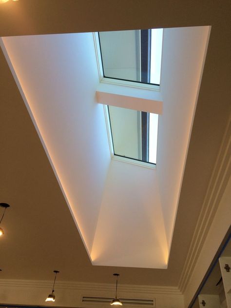 Skylight and light well with LED strips hidden along the two long ... Kitchen Lighting Recessed, Skylight Room, Skylight Kitchen, Hidden Lighting, Roof Lantern, Interior Led Lights, Cove Lighting, Roof Window, Light Well