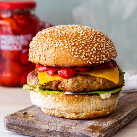 Easy spicy chicken burgers - Simply Delicious Chicken Burger Sauce, Spicy Burger Recipes, Spicy Chicken Burger, Chicken Burger Patties, Chicken Burger Recipe, Burger Sauces Recipe, Ground Chicken Burgers, Burger Chicken, Spicy Burger