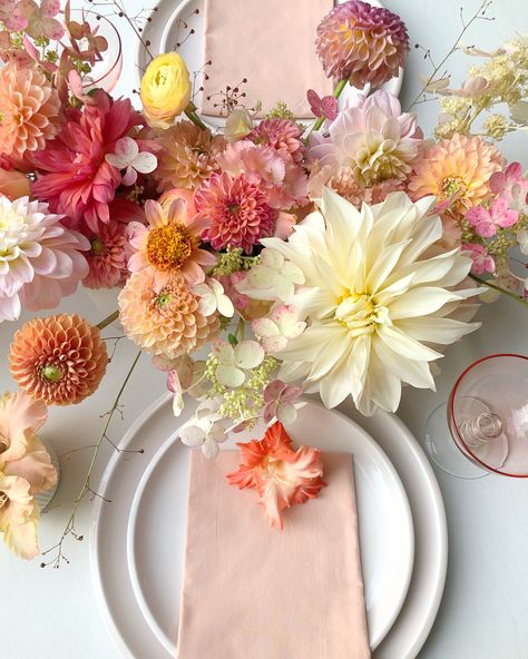 Quickfire Hydrangea, Dahlia Centerpiece, Peach Weddings, Dahlias Wedding, Designer Clothing Brands, Hydrangea Flowers, Color Guide, Spring Weddings, Wedding Flower Inspiration