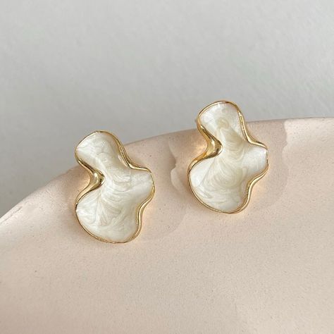 💐Irregular shapes, enamel, modeling art earrings 🍒The shape is rich, the three-dimensional design is weighty, and the dripping cream color is intriguing. 👉🏻 https://elegivajewelry.com/product/irregular-shapes-enamel-modeling-art-earrings/ 🫶🏻Elegiva's Blessing You’re unique, nothing can replace you. 🛒Visit https://elegivajewelry.com/ 💖for more beautiful jewelry! #jewelry #vibe #earrings #accessories #necklace #gold #handmadejewelry #love #pearls #jewelrydesigner #silver #jewelryaddict #rin... Needle Earrings, Enamel Stud Earrings, Art Earrings, Jewels Rings, Earrings Accessories, Rings Bracelets, Art Model, Simple Jewelry, 925 Sterling Silver Earrings