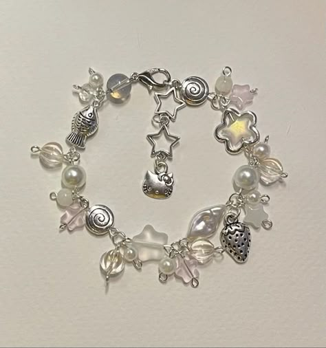 Bead Jewlrey, Cluttered Bracelets, Charm Bracelet Ideas, Charm Bracelets Diy, Dark Living Room Ideas, Dark Living Room, Charm Bracelet Diy, Fairy Bracelets, Beaded Charm Bracelet