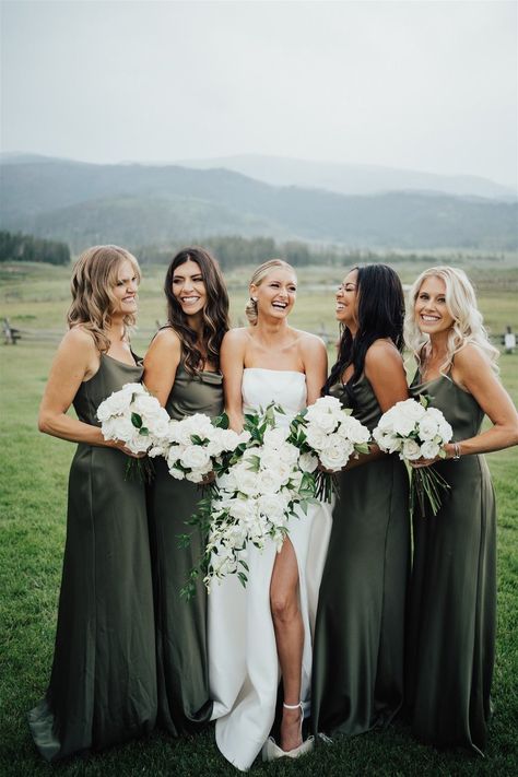 Green Bridesmaid, Dream Wedding Ideas Dresses, Bridesmaid Dress Colors, Green Bridesmaid Dresses, Cute Wedding Ideas, Luxury Wedding Dress, Bridesmaids And Groomsmen, Western Wedding, Wedding Mood