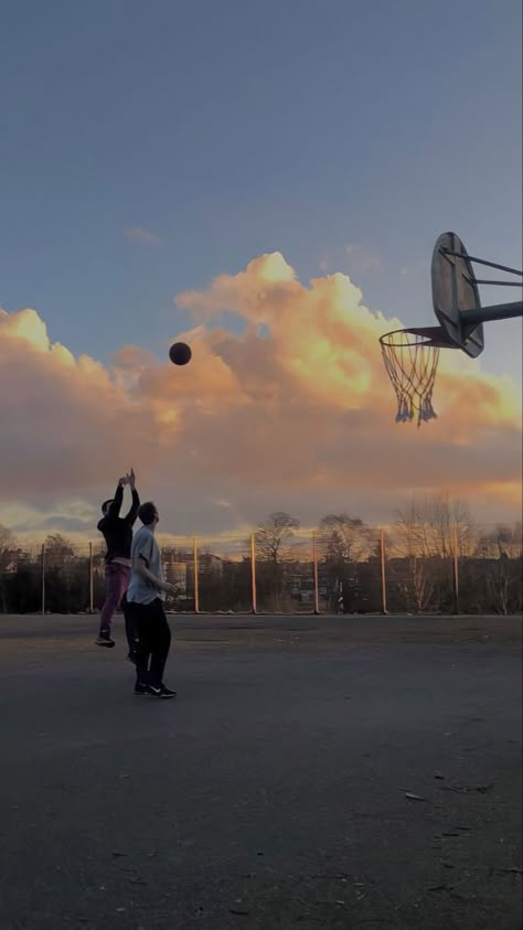 Basketball With Friends Aesthetic, Pickup Basketball Aesthetic, Basketball Boy Aesthetic, American Basketball Aesthetic, Basketball With Friends, Basketball Guy Aesthetic, Summer Basketball, Basketball Vibe, Basketball Lifestyle