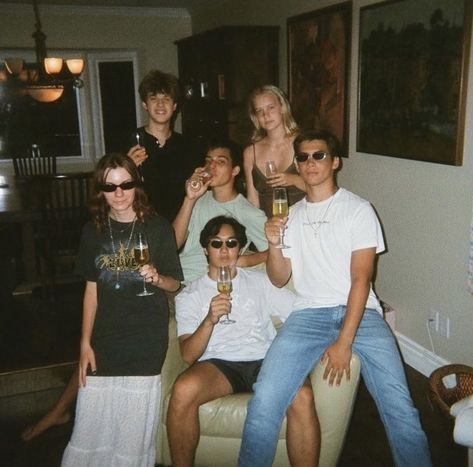 90s Friend Group, Party On Film, Ralph Lauren Men Outfits, Doctor Insta, Friendship Photography, 사진 촬영 포즈, Teen Life, Group Of Friends, Poses For Photos