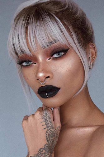 How To Wear Black Lipstick And Not Look Like A Goth ★ See more: https://glaminati.com/black-lipstick/ Black Lips Makeup, Black Lipstick Look, Black Lipstick Makeup, Eyeliner Designs, Lipstick For Dark Skin, Makeup Outfit, Lipstick Designs, Chic Makeup, Dark Lipstick