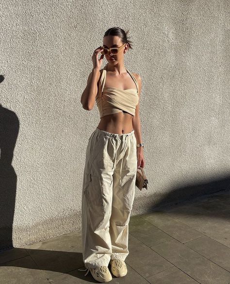 Fits With Foam Runners, Flow Pants Outfit, Foam Runners Outfit, Streetwear Fashion Instagram, Foam Runner Outfit, Lover Archetype, Monica Style, Runners Outfit, Minimalist Fashion Outfits