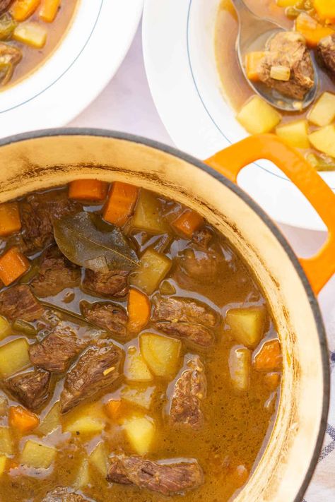 Spanish Beef Stew, Old Fashioned Beef Stew, Homemade Beef Stew Recipes, Spanish Recipe, Classic Beef Stew, Easy Beef Stew, Homemade Beef Stew, Carrots And Potatoes, Stew Meat