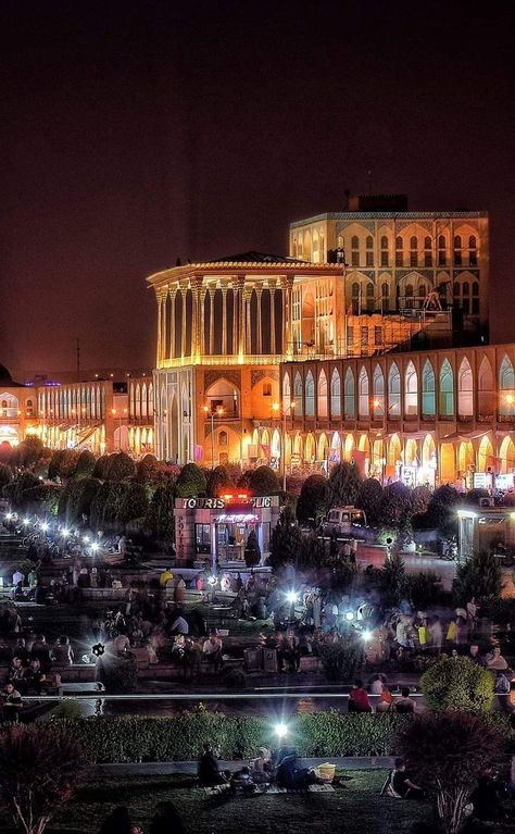 Iran Beauty, Iran Aesthetic, Esfahan Iran, Iran History, Iran Tourism, Isfahan Iran, Visit Iran, Islamic Republic Of Iran, Beautiful Iran