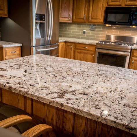 Oak Cabinets With Granite Countertops, White Granite Countertops Wood Cabinets, Oak And Granite Kitchen, Granite With Oak Cabinets, Granite Counter Tops With Honey Oak Cabinets, Oak Cabinets With Quartz Countertops, Countertops With Oak Cabinets, Alaska White Granite Countertops, Granite Countertops Oak Cabinets