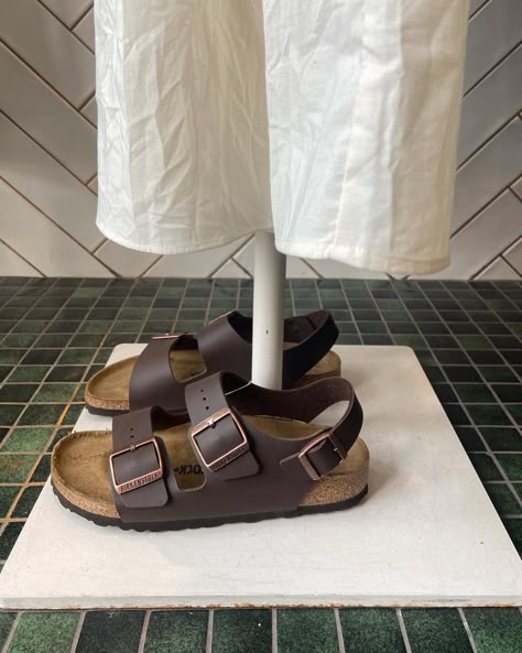 Birkenstock With Back Strap, Milano Birkenstock Outfit, Birkin Stocks Sandals, 3 Strap Birkenstocks, Platform Birkenstocks, Birkenstock Summer, Taupe Outfit, Birkenstock Sandals Outfit, Mens Sandals Fashion