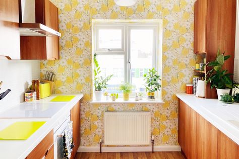 3 Simple Kitchen Lessons to Steal from This Cheery Retro London Flat https://www.thekitchn.com/kitchen-lessons-retro-london-flat-23386898?utm_source=RSS&utm_medium=feed&utm_campaign=Category%2FChannel%3A+main #recipes #splendidum.com Ikea Bedside Cabinets, Ikea Pictures, Bathroom Vinyl, Laminate Worktop, Retro Sideboard, Wicker Headboard, Laminate Kitchen, London Kitchen, Vintage Dressing Tables