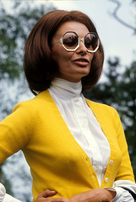 Dive Anni 70: Sofia Lorenelleitalia Oliver Goldsmith, Sofia Loren, Italian Actress, Rita Hayworth, Vintage Eyewear, Sophia Loren, Moda Vintage, Vintage Vogue, Round Sunglass Women