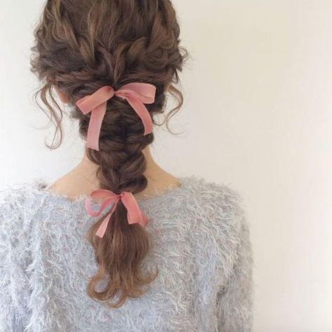 Tied with Ribbons Curly Braids, Look Grunge, Curly Girl Hairstyles, Hair Photo, Hair Dos, Diy Hairstyles, Pretty Hairstyles, Hair Looks, Hair Tutorial