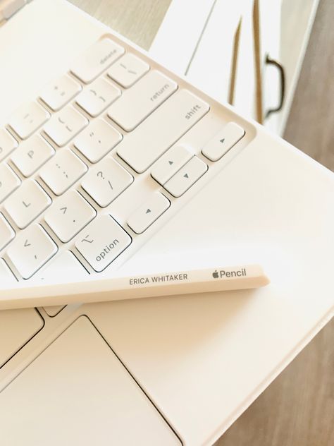 Apple Pencil engraved with the name “Erica Whitaker” sits on top of a white iPad magic keyboard. Apple Pencil 2nd Generation, User Guide, Apple Pencil, Apple Products, Note Taking, Computer Keyboard, Ipad Mini, Pencil, Technology