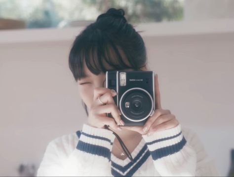 chaewon with camera Hikaru Utada, Chaewon Lesserafim, Kim Chaewon, First Love, Instagram