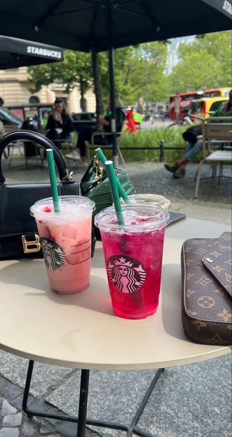 Copo Starbucks, How To Order Starbucks, Smoothie Drink Recipes, Starbucks Inspired Ice Coffee, Starbucks Drinks Recipes, Pink Starbucks, Starbucks Coffee Recipes, Pretty Drinks, Starbucks Recipes