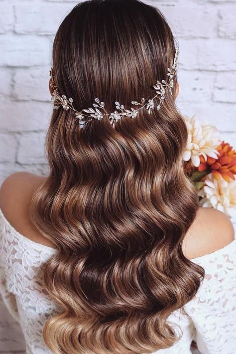 We have classic wedding hairstyles for every theme and taste. If you’ve been dreaming of a timeless fairytale wedding, here's an inspiration. Hollywood Waves For Wedding, Hollywood Waves Wedding Hair, Hollywood Waves Bridal Hair, Bridal Hollywood Waves, Hollywood Waves Hairstyle, Hollywood Waves Wedding, Bridal Upstyles, Wavy Bridal Hair, Vintage Waves Hair