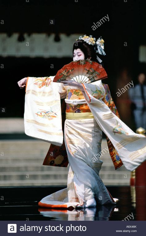 Tokyo Aesthetic, Meiji Shrine, Traditional Dance, Japanese Culture, Tokyo Japan, Pose Reference, Kyoto, Harajuku, Tokyo