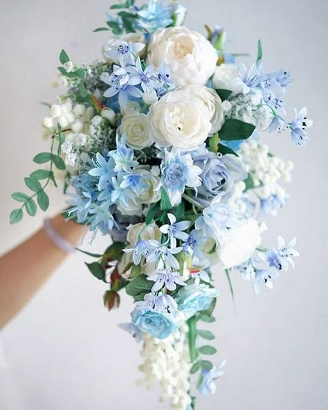 light blue and white cascade wedding bouquets Bouquet Greenery, Classic Blue Wedding, Greenery Wedding Bouquet, Wedding Flower Guide, Spring Wedding Bouquets, Cascading Wedding Bouquets, Blue And White Flowers, Spring Wedding Bouquet, Blue Wedding Bouquet