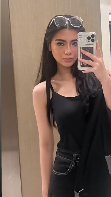 bini mikha Wallpaper Backgrounds Aesthetic Anime, Keyboard Wallpaper Backgrounds Aesthetic, Bini Ph, Mirror Shot, Pretty Brunette, Photos For Profile Picture, Cute Friend Photos, Tiktok Style, Pretty Selfies