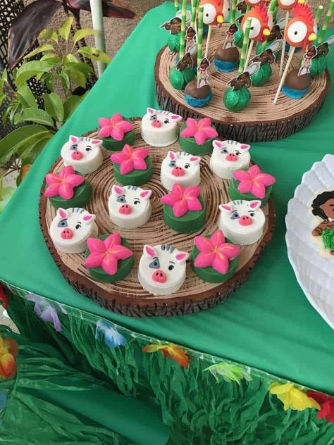 Ideas for Moana themed party food If you are planning a Moana themed party, you definitely need to have a fabulous Moana Cake and some killer themed desserts! These amazing ideas will help you choose what to bake (and buy) for your Moana birthday! #moanapartyfood #moanapartyideas #moanaparty #moanacupcakes #moanacookies #moanacake #diyparty #birthday #summerparty #moanabirthday Moana Birthday Party Cake, Moana Cupcake, Moana Party Decorations, Moana Birthday Party Ideas, Moana Birthday Cake, Moana Birthday Party Theme, Moana Theme Birthday, 4de Verjaardag, Festa Moana Baby