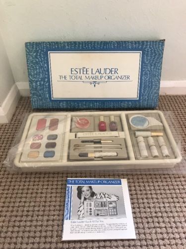 70s Estee Lauder makeup set organized 80’s Makeup, 1980s Makeup, Makeup Things, 70s Makeup, 80s Makeup, Minimalist Makeup, Estee Lauder Makeup, Vintage Packaging, Brooklyn Baby