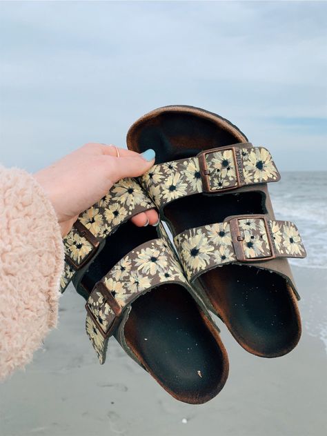 Birkenstock Embroidery, Painted Birkenstocks, Birkenstock Astetic, Birkin Stocks, Custom Birkenstocks, Bedazzled Birkenstock, Women’s Birkenstock Sandal Outfits, Boho Shoes, Birkenstock Sandals