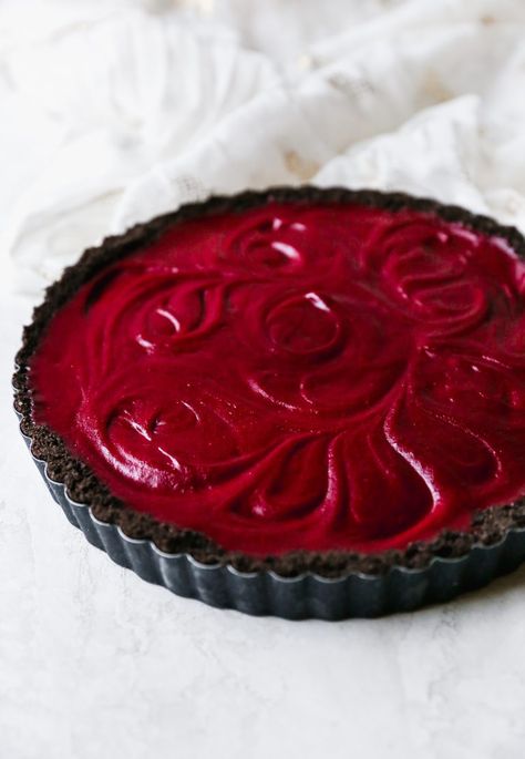 Chocolate Pomegranate Tart, Pomegranate Tart Recipe, Halloween Tarts, Pomegranate Dishes, Pomegranate Mousse, Pomegranate Pie, Pomegranate Tart, Pomegranate Chocolate, Pomegranate Cake