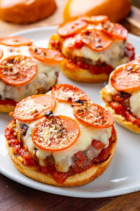 Pepperoni Pizza Burger Pepperoni Burger, Pepperoni Pizza Casserole, Burger Cake, Winter Dinners, Recipe Inspirations, Dorm Food, Closet Cooking, Bacon Cauliflower, Pizza Burger