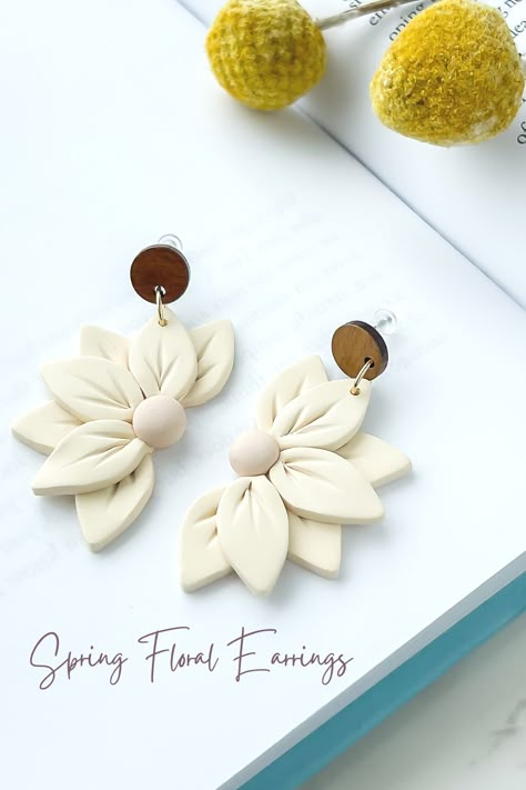 Lotus Polymer Clay Earrings, Clay Earing Design, Polymer Clay Floral Earrings, Unique Polymer Clay Earrings, Unique Polymer Clay Earring Ideas, Polymer Clay Earrings Flowers, Polymer Clay Flowers Tutorial, Clay Earrings Diy Ideas, Polymer Clay Earrings Ideas