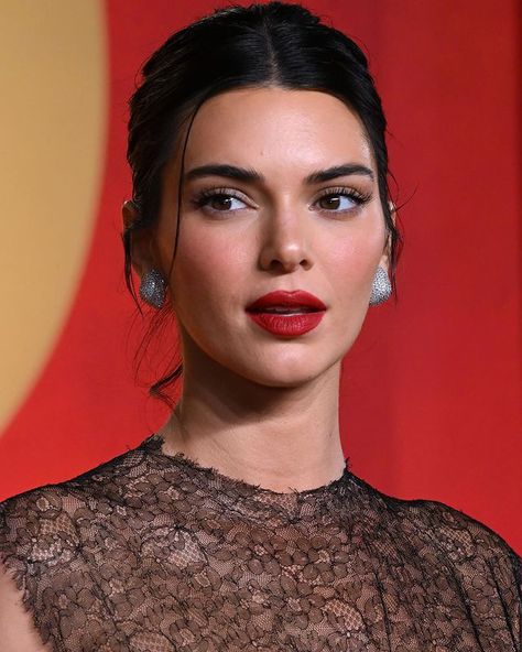 Kendall Jenner Red, Kendall Jenner Short Hair, Kendall Jenner Shorts, Brown Hair Up, Oscars Makeup, Red Lipstick Makeup Looks, Kendall Jenner Face, Kendall Jenner Icons, Moschino Fashion