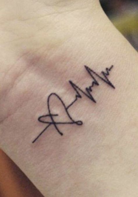 Tattoo Ideas Wrist, Simple Wrist Tattoos, 2 Tattoo, Heartbeat Tattoo, Small Girl Tattoos, Inspiration Tattoos, Disney Tattoo, Geniale Tattoos, Small Wrist Tattoos