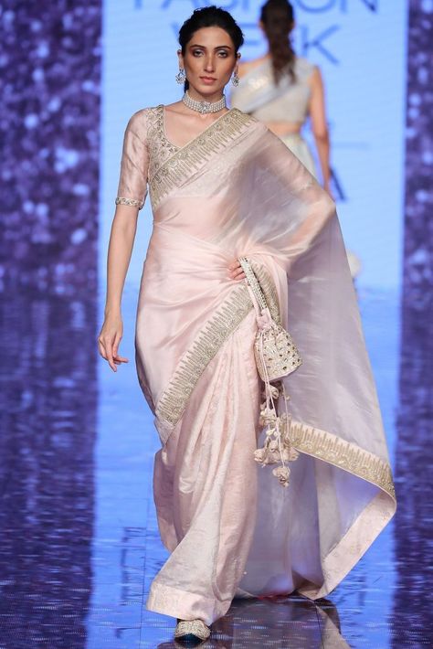 Organza Saree Wedding Look, Bridal Organza Saree, Sabyasachi Organza Saree, Orgenza Saari Blouse Design, Organza Blouse Designs, Organza Saree Blouse Designs, Punit Balana, Party Saree, Trendy Saree