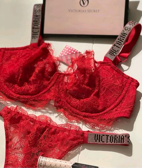 Victoria Secret Products, Tshirts Oversized, Sleep Ware, Pink Sets, Pants Low Waist, Victoria's Secret Aesthetic, Dream Closet Clothes, Victoria's Secret Perfume, Secret Aesthetic