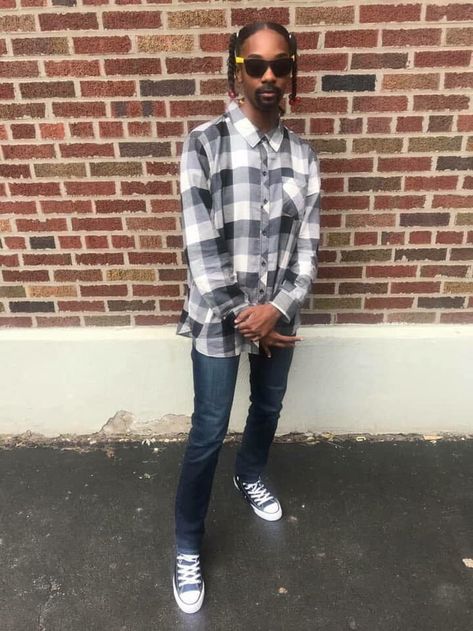 Girl dressed like snoop dog. What a legend Snoop Dog Outfits 90s, Snoop Dogg Costume Women, Snoop Dogg Costume Idea, Celebrity Day Spirit Week Ideas Black, Snoop Dog Halloween, Snoop Dogg Character, Snoop Dog Costume, Snoop Dog Outfit, Tupac Costume