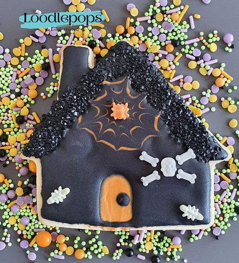 Haunted House Cookie decorated with royal icing Haunted House Gingerbread, Royal Icing Decorations, Halloween Haunted Houses, Halloween Haunt, Eu Flag, Haunted House, Country Flags, Cookie Decorating, Gingerbread