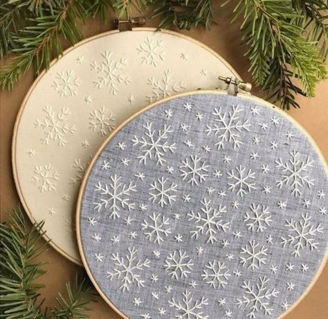 Embroidered Snowflakes, Snowflake Embroidery, Winter Embroidery, Embroidery Hoop Crafts, Christmas Embroidery Patterns, Embroidery Christmas, Winter Snowflakes, Mason Jar Crafts, Embroidery Hoop Art