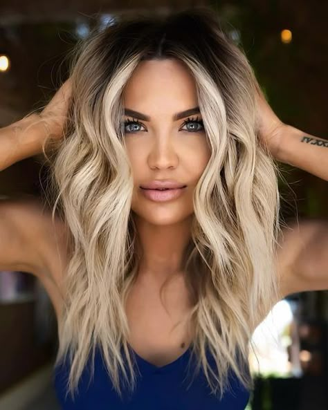 #blondehairstyles #blondhair #blondehaircolor Platinový Blond, Blonde Hair With Roots, Fall Blonde Hair, Dark Roots Blonde Hair, Blonde Hair Inspiration, Balayage Hair Blonde, Blonde Hair Looks, Long Blonde, Haircuts For Long Hair