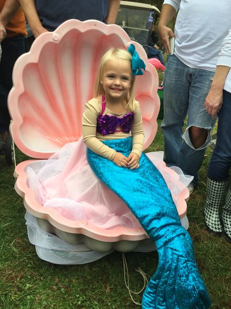 Homemade DIY Halloween costume. Mermaid in a clam shell. Mermaid Throne Diy, Diy Clam Shell Prop, Diy Mermaid Costume Kids, Mermaid Throne, Little Mermaid Halloween Costume, Mermaid Props, Ariel Costume Diy, Mermaid Halloween Costume, Costume Mermaid