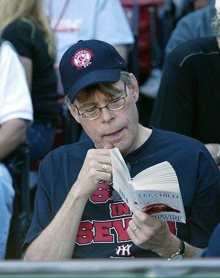 Stephen King Famous People Reading, Celebrities Reading, Man Reading, Stephen King Books, King Book, People Reading, We Are The World, Famous Authors, Reading A Book