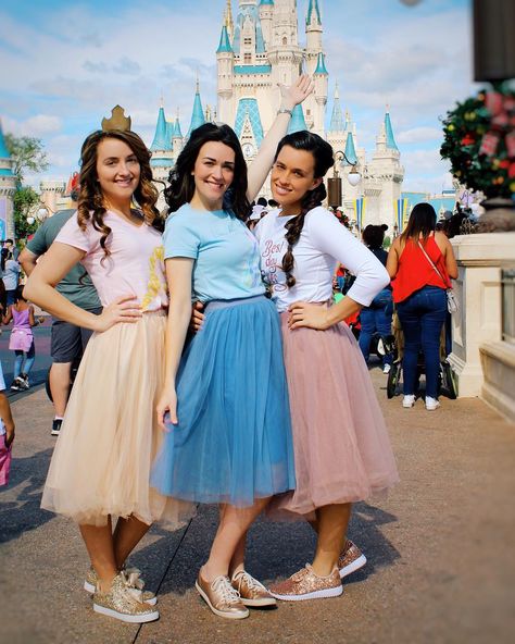 • 3 #Disney #Princesses • Enjoying the best Place with the best company! #aurora #cinderella #rapunzel #thehubasisters #squintyeyes Disney Princess Outfit Ideas, Princess Outfit Ideas, Dapper Disney, Disneyland Dress, Disney Princess Inspired Outfits, Disney Inspired Makeup, Outfit Ideas Modest, Princess Inspired Outfits, Disney Outfits Women