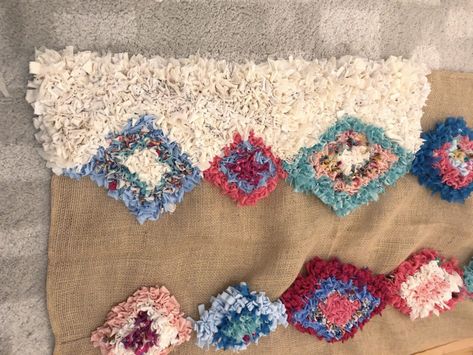 Diy Shag Rug, Rag Rugs How To Make A, Scrap Crafts, Weaving Rugs, Rag Rug Diy, Punch Needling, Handmade Rag Rug, Rag Rug Tutorial, Locker Hooking