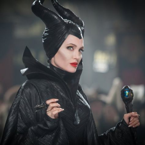 Maleficent Costume - Maleficent Check more at https://costumerocket.com/maleficent-costume/ Maleficent Art, Maleficent Halloween, Maleficent Movie, Angelina Jolie Maleficent, Maleficent Costume, Disney Maleficent, Dark Fairy, Disney Live Action, Horror Characters