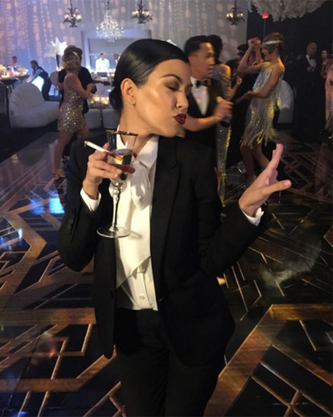 Kourtney Kardashian from Kris Jenner's Great Gatsby-Themed 60th Birthday Party | E! Online Great Gatsby Outfits For Women, Kris Jenner Birthday, Gatsby Party Outfit Women, 20s Party Outfit, Great Gatsby Outfits, Gatsby Party Outfit, Gatsby Outfit, Gatsby Gala, Gatsby Look