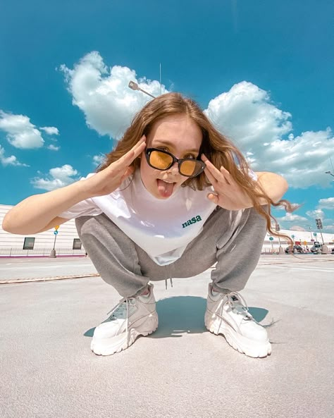 Streetwear Women Poses, Vogue Summer Editorial, Cool Poses Photoshoot, Clothing Modeling Poses Street Styles, Urban Street Wear Photoshoot, Street Wear Editorial Photography, Womens Street Fashion Photography, Urban Clothing Photoshoot, Streetwear Shoot Poses