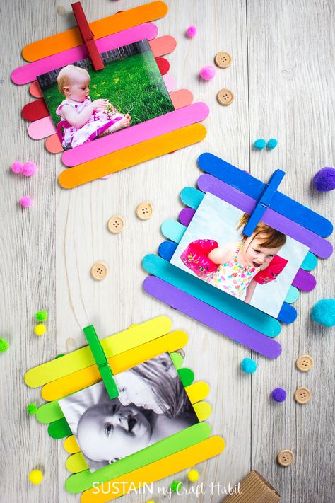 A simple craft the kids could do, upcycling popsicle sticks into colorful picture frames for displaying your families favourite memories. #sustainmycrafthabit Picture Frame Out Of Popsicle Sticks, Picture Frames With Popsicle Sticks, Kindergarten Picture Frame Craft, Popsicle Stick Crafts Picture Frames, Craft Stick Picture Frame, Kids Craft Picture Frame, Memory Crafts For Kids, Popsicle Stick Frames For Kids, Kids Picture Frame Craft